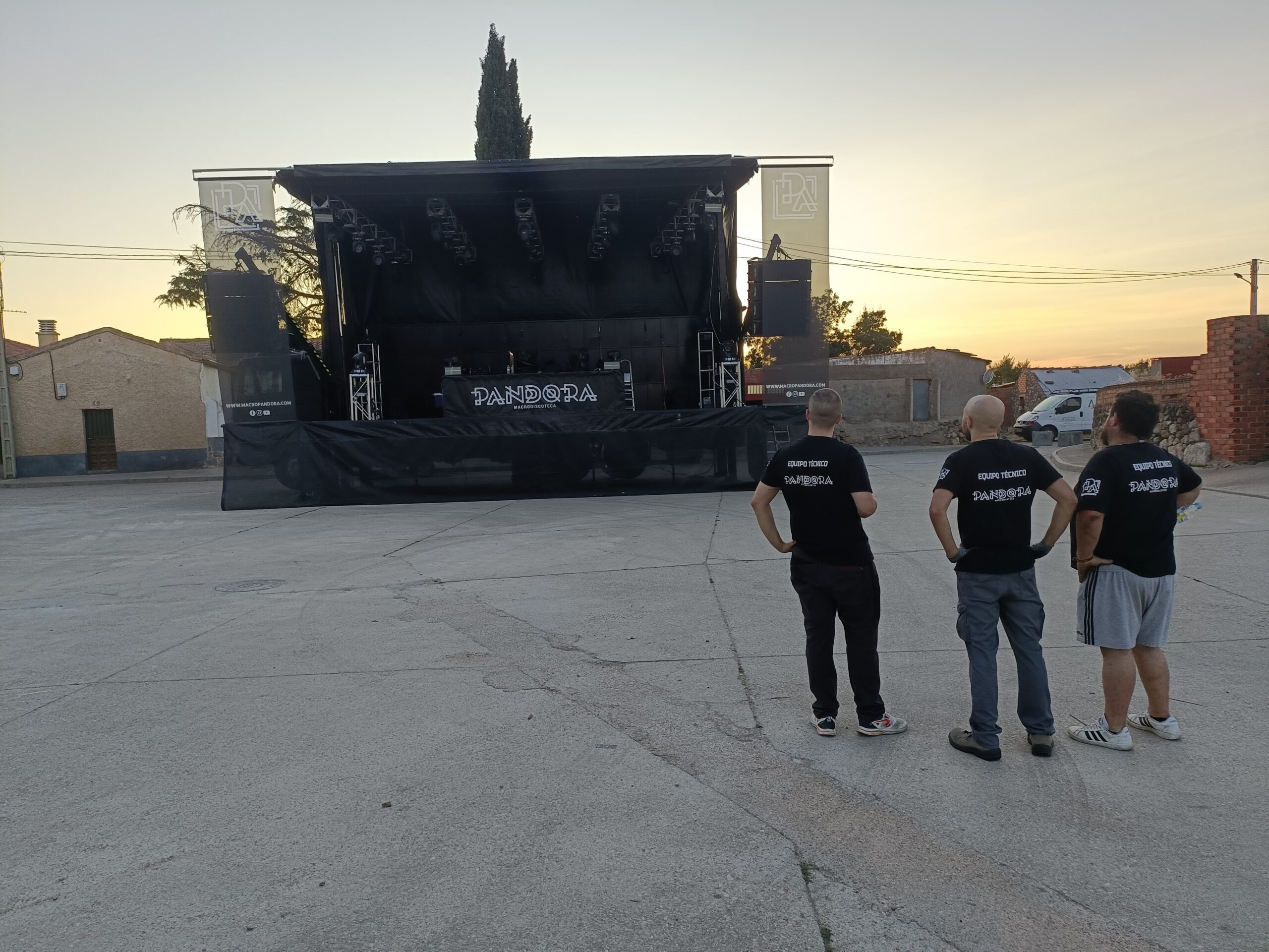 Evento creado por Pandora en Cepeda, macrodiscoteca móvil en salamanca, alquiler de altavoces para fiestas, creación de eventos en salamanca y alquiler de escenarios móviles.