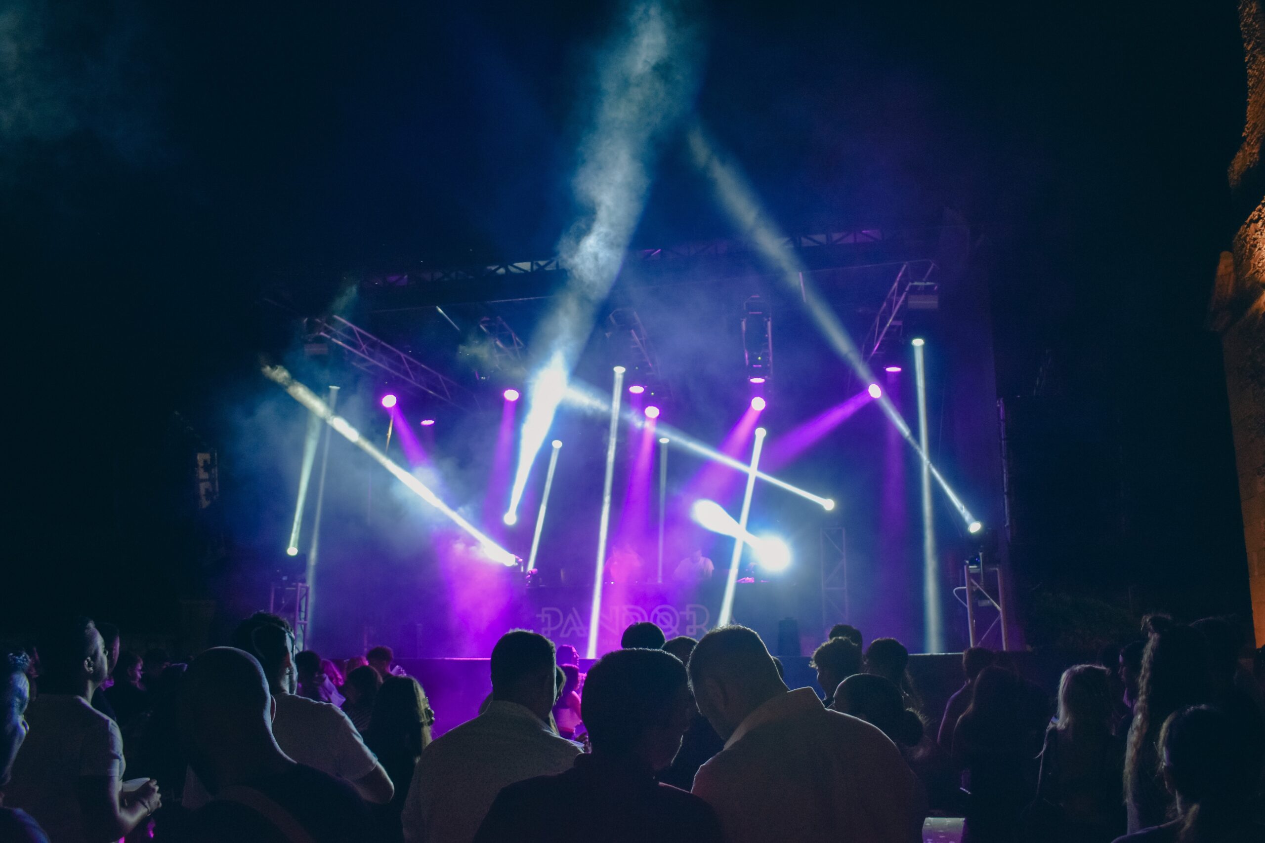 Evento creado por Pandora en Robleda, macrodiscoteca móvil en salamanca, alquiler de altavoces para fiestas, creación de eventos en salamanca y alquiler de escenarios móviles.