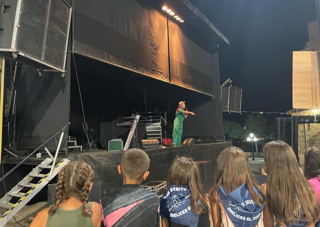 Servicio de sonorización con camión escenario exterior para cuentacuentos infantil con Pandora, macro discoteca móvil en salamanca.