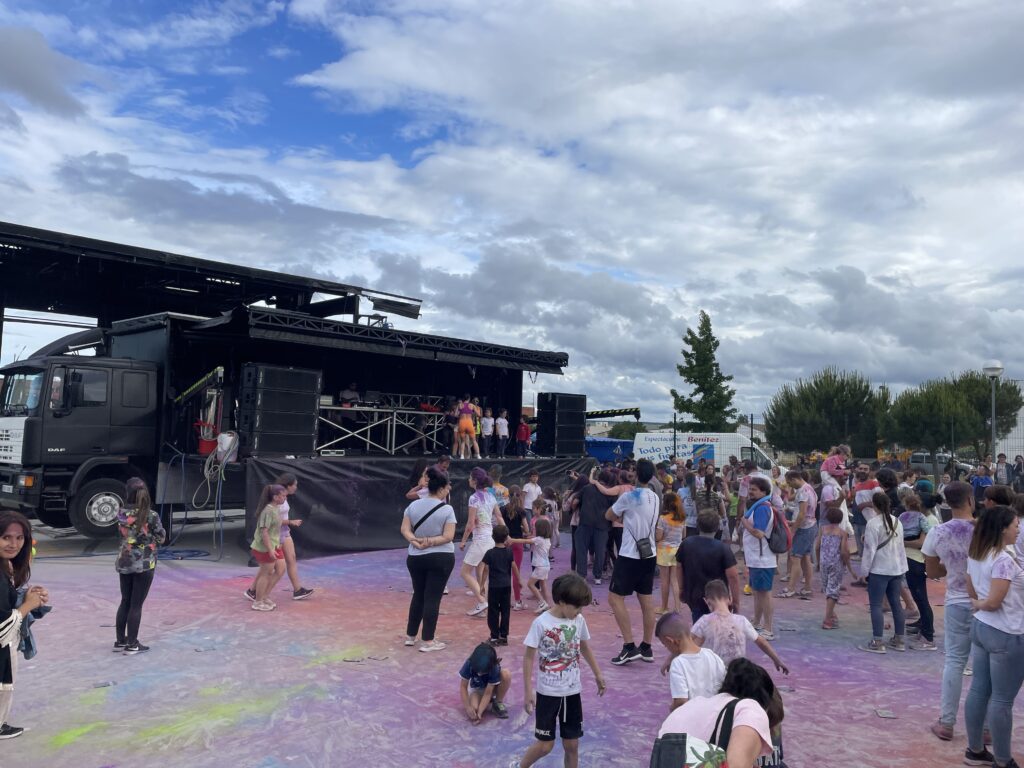 Servicio de sonorización con camión escenario exterior para cuentacuentos y fiesta infantil con Pandora, macro discoteca móvil en salamanca.