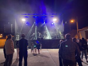 Servicio de sonorización con camión escenario exterior para fiesta para todas las edades con Pandora, macro discoteca móvil en salamanca.