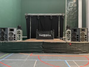 Servicio de sonorización con camión escenario interior con Pandora, macro discoteca móvil en salamanca.