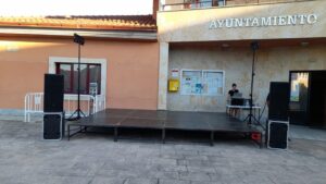 Servicio de sonorización con escenario exterior y alquiler de altavoces con Pandora, macro discoteca móvil en salamanca.