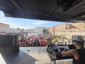 Servicio de sonorización con otro escenario exterior y alquiler de altavoces con Pandora, macro discoteca móvil en salamanca.